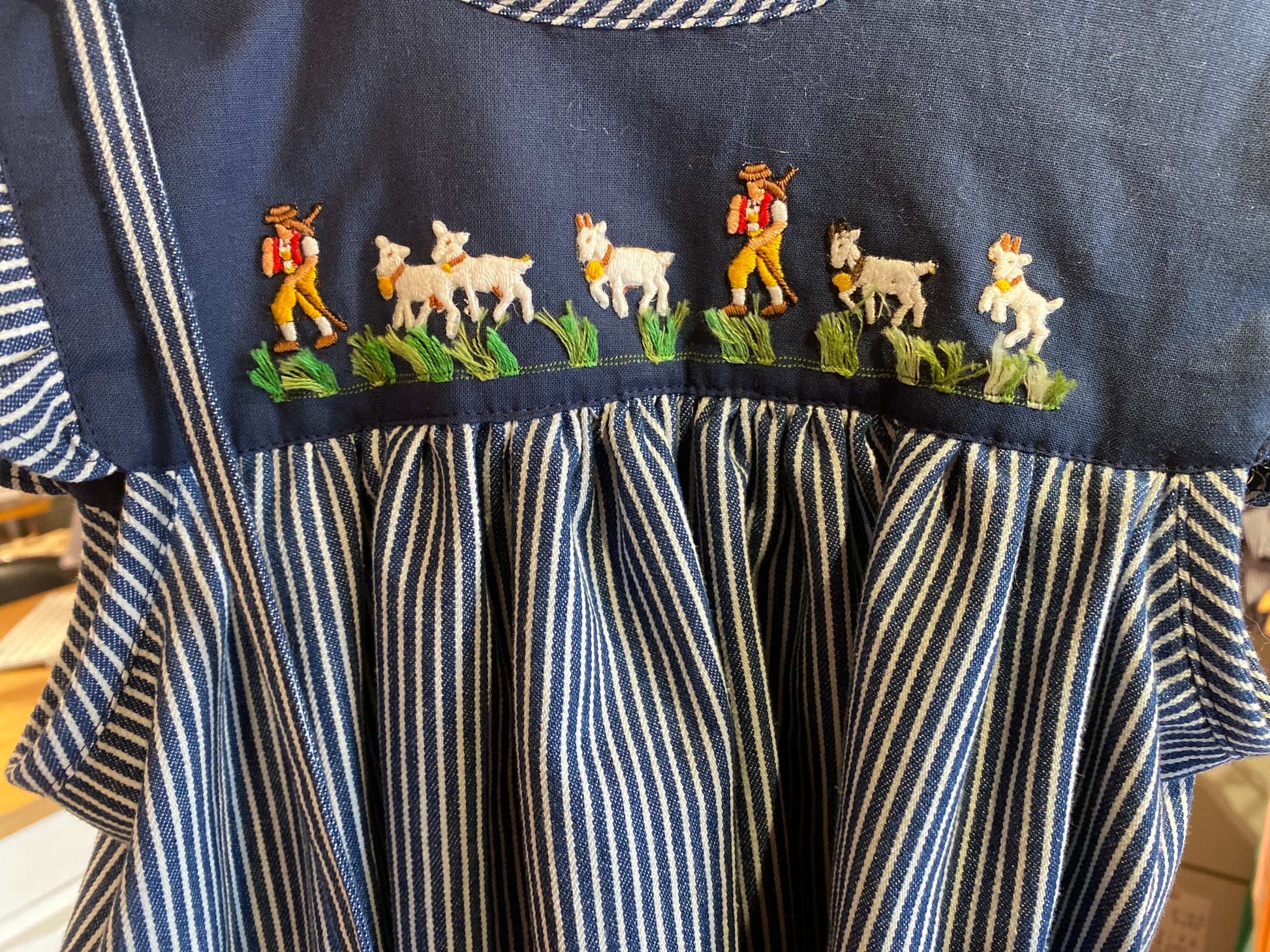 Geisslikleid osh kosh Stil mit passender Tasche, handgemacht in Zürich