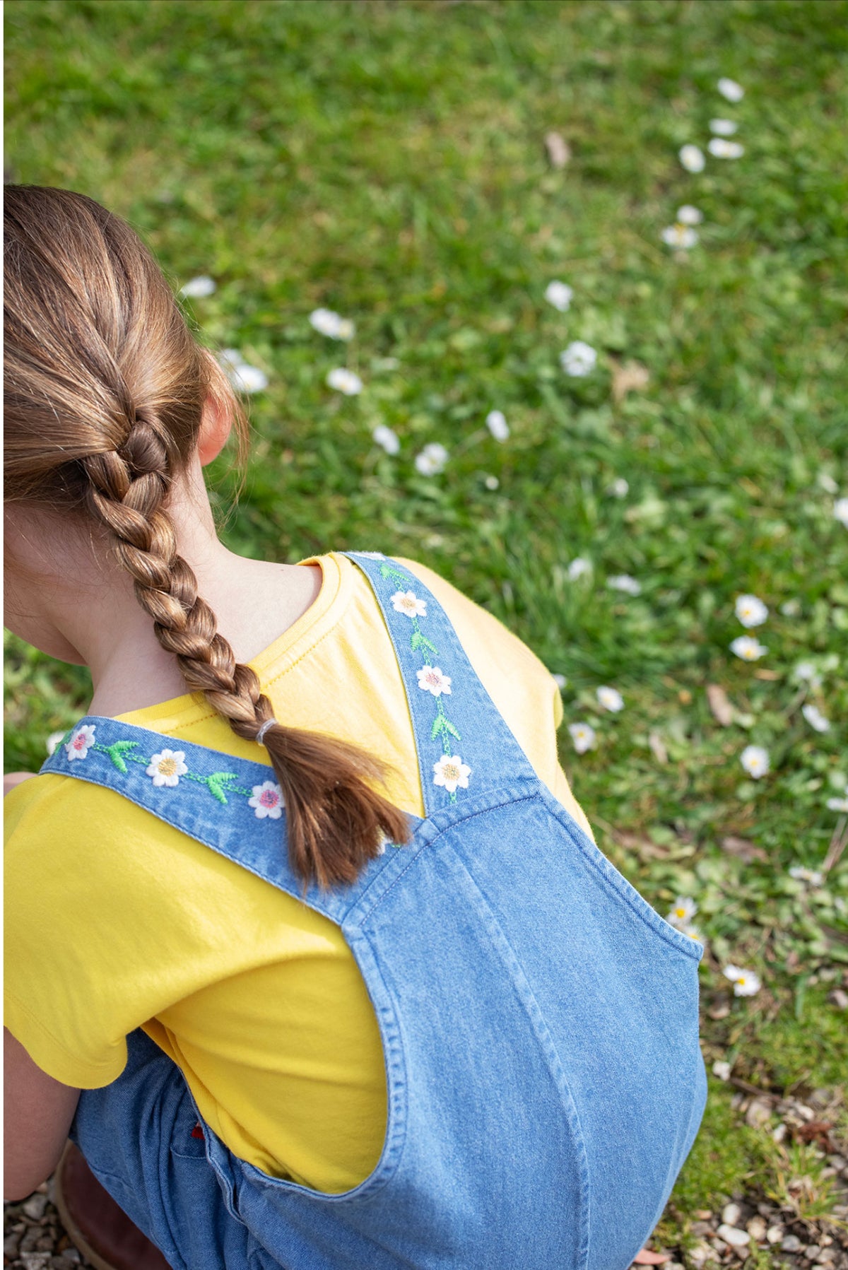 Latzhose mit Regenbogen-Zeichen aus Jeansstoff von Frugi