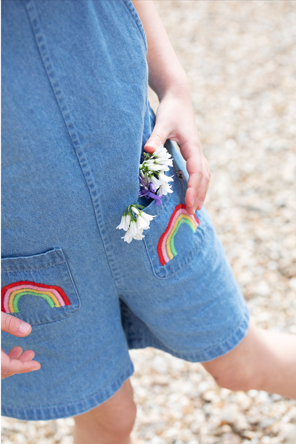 Latzhose mit Regenbogen-Zeichen aus Jeansstoff von Frugi