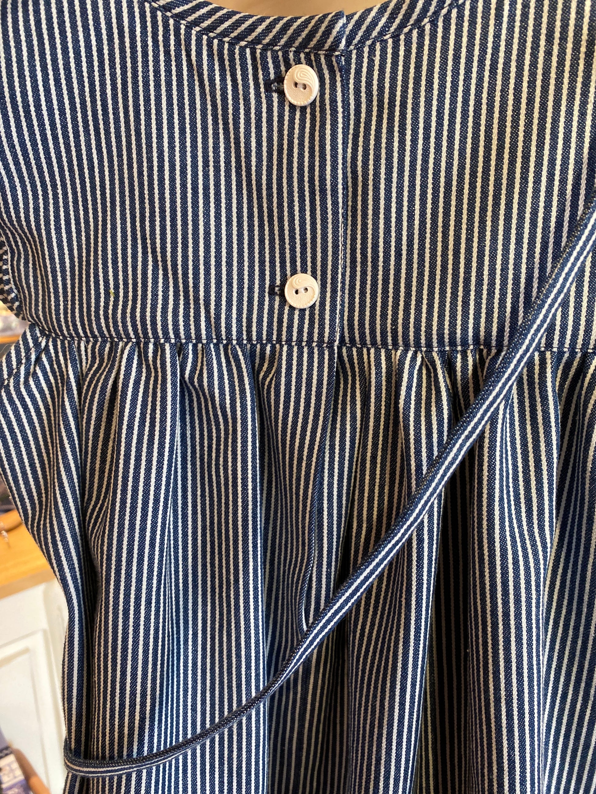 Geisslikleid osh kosh Stil mit passender Tasche, handgemacht in Zürich