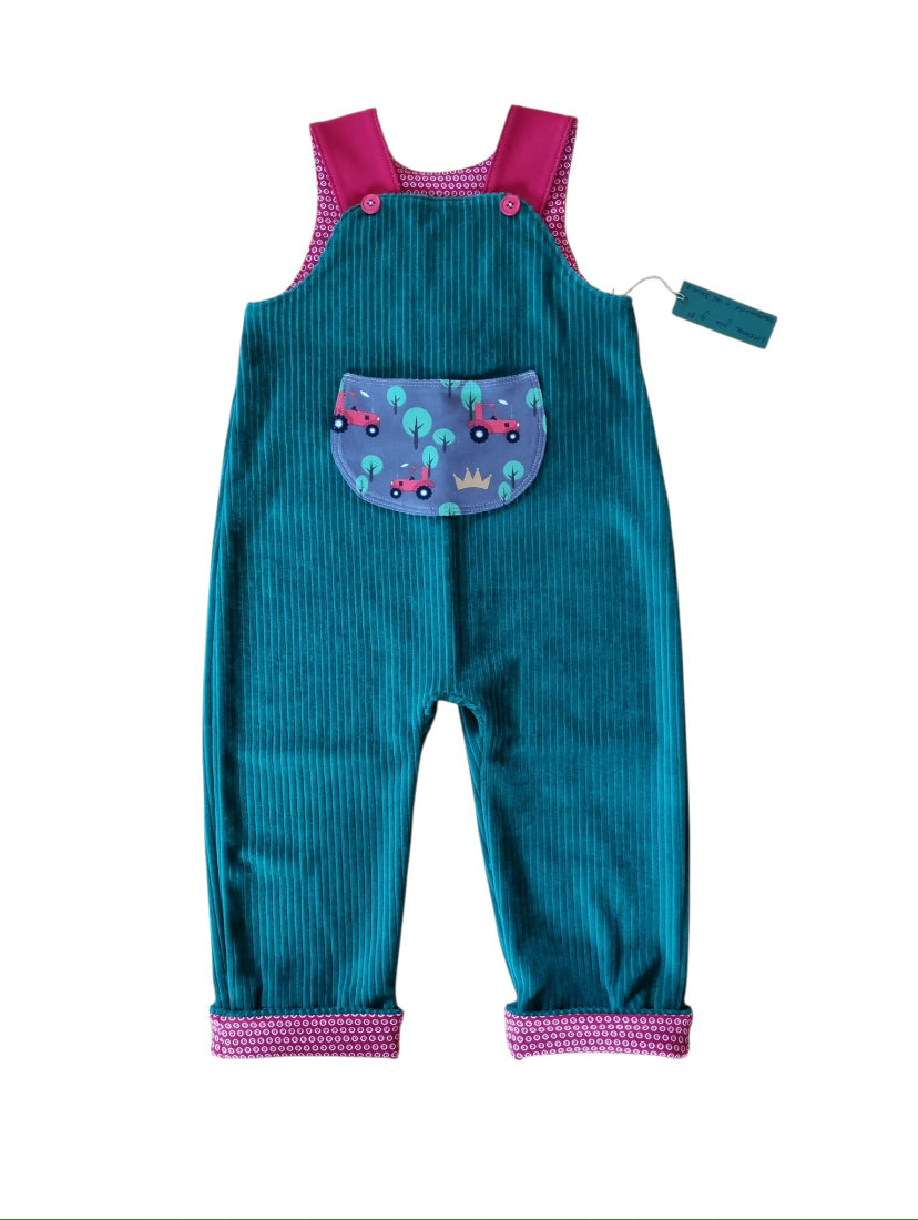 Latzhose Traktor aus Bio-Baumwolle handgemacht von Chrönli (80cm)