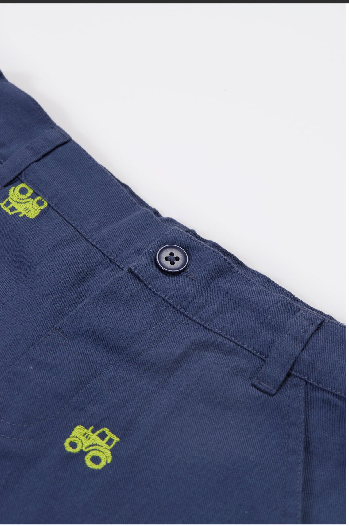 Hose mit Traktor-Stickerei von Frugi