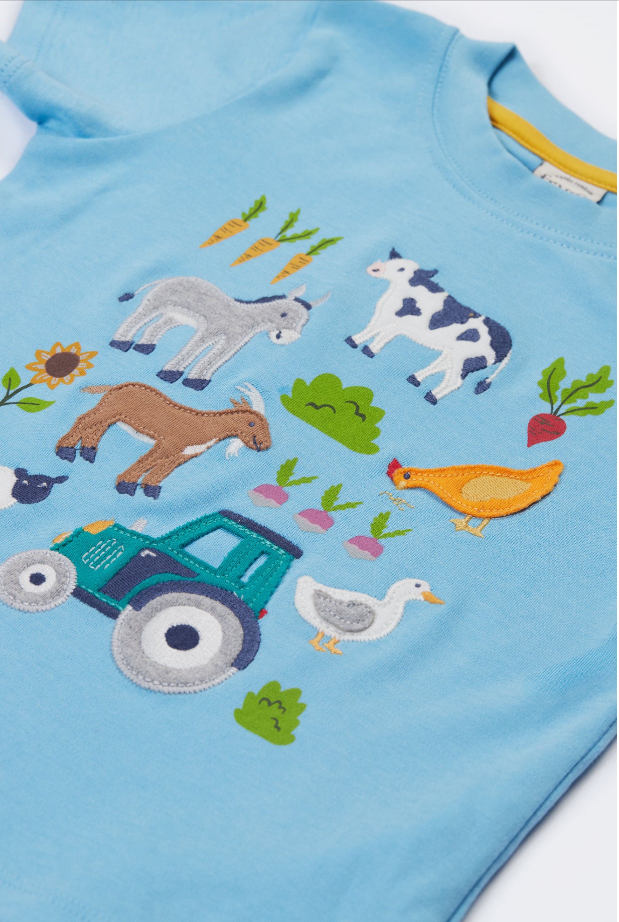 T-Shirt mit Bauernhof und Tieren von Frugi
