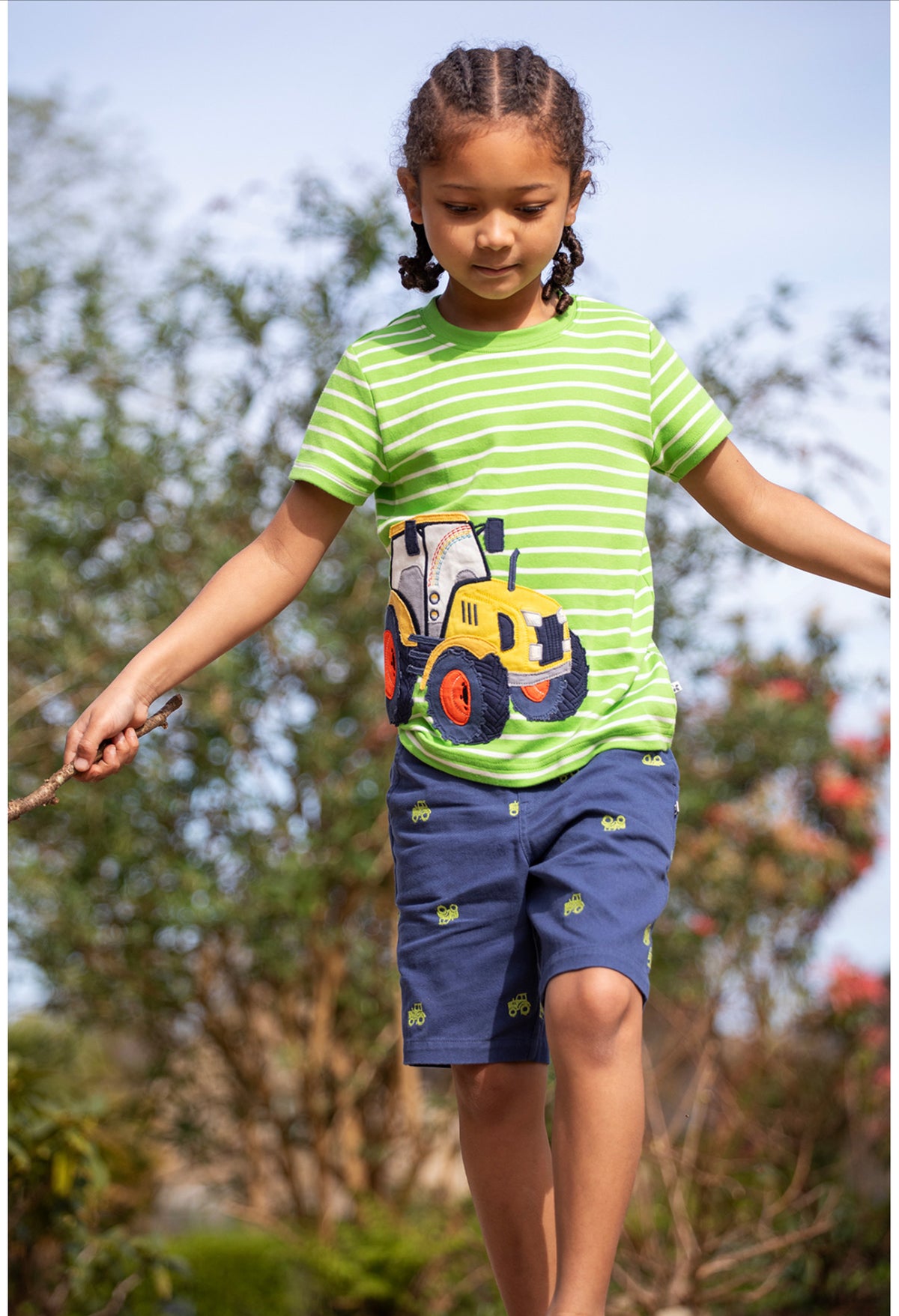 Hose mit Traktor-Stickerei von Frugi