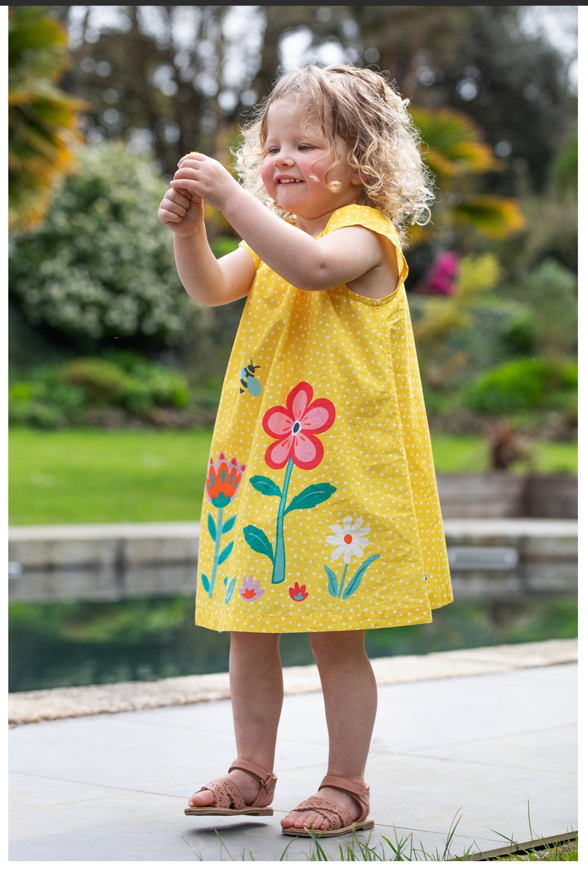 Kleid mit Blumen und Biene von Frugi