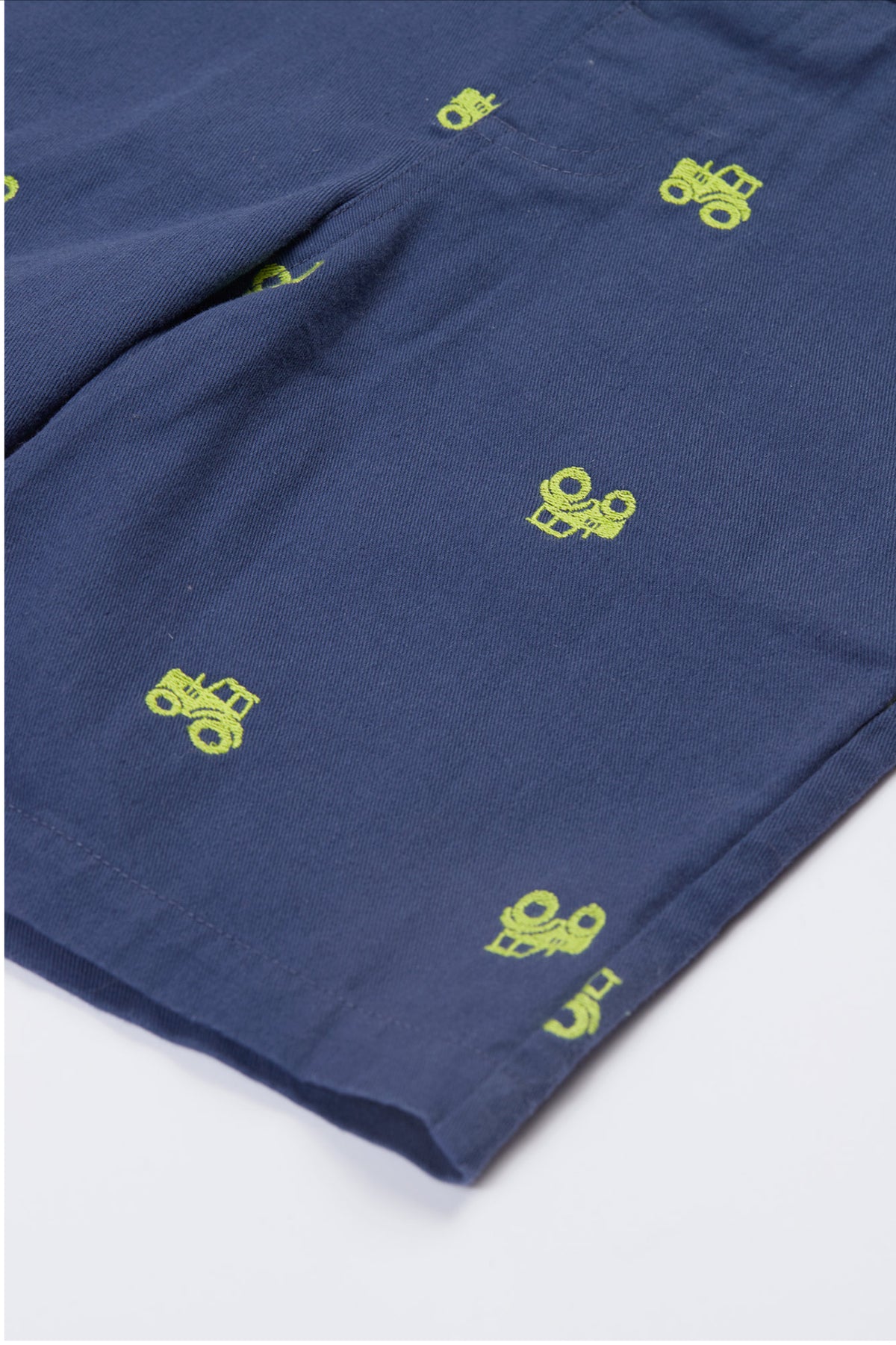 Hose mit Traktor-Stickerei von Frugi