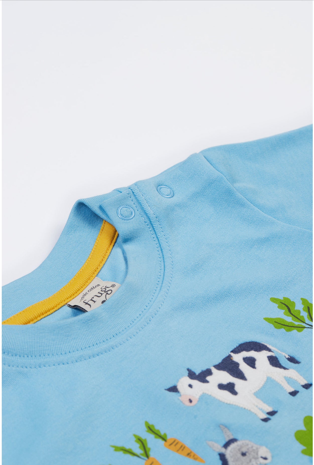 T-Shirt mit Bauernhof und Tieren von Frugi