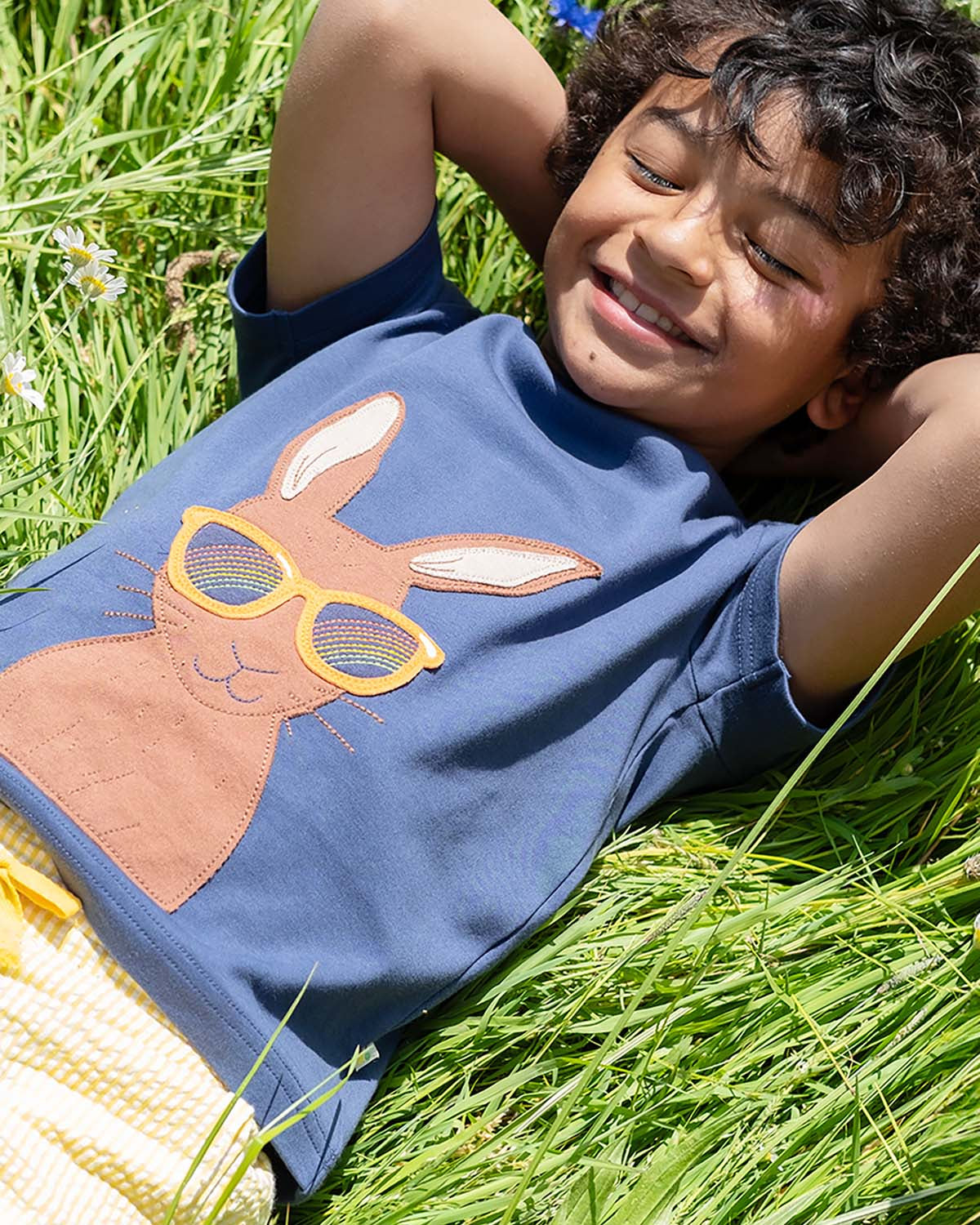T-Shirt Hase mit Sonnenbrille von Frugi