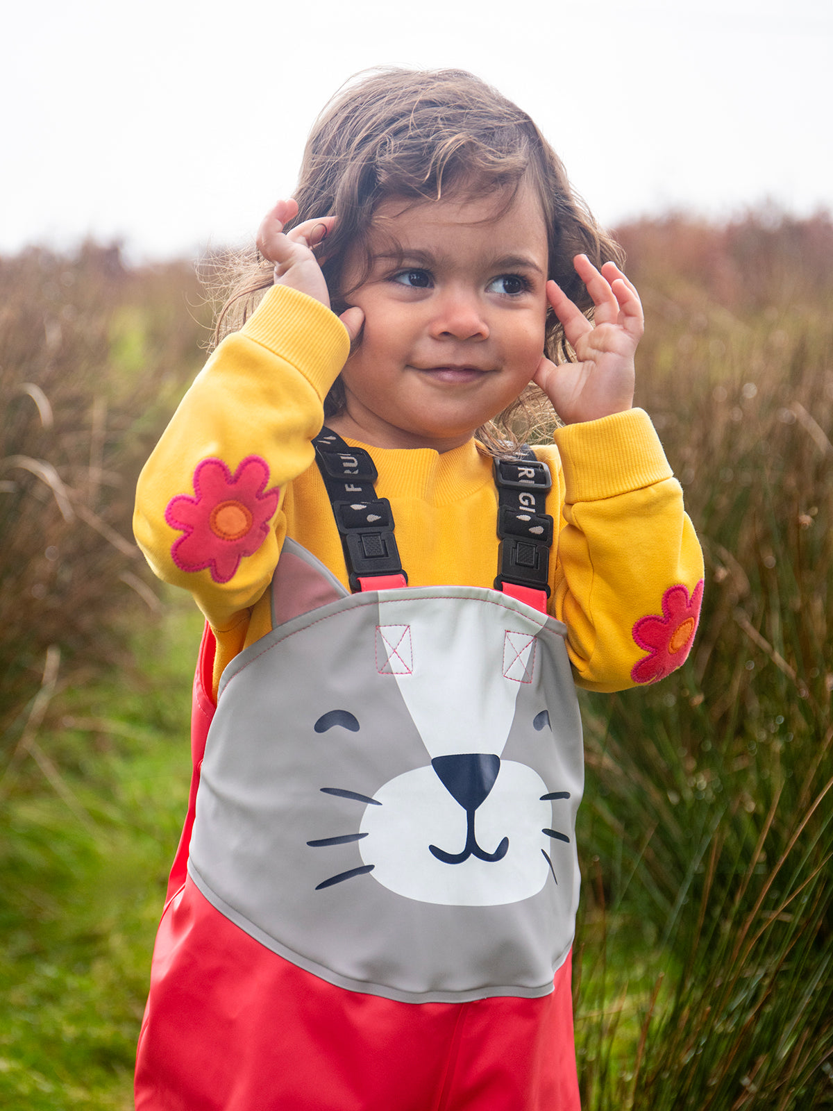 Regen Latzhose Katze mit Reflektoren, aus Petflaschen recycelt, von Frugi von Frugi