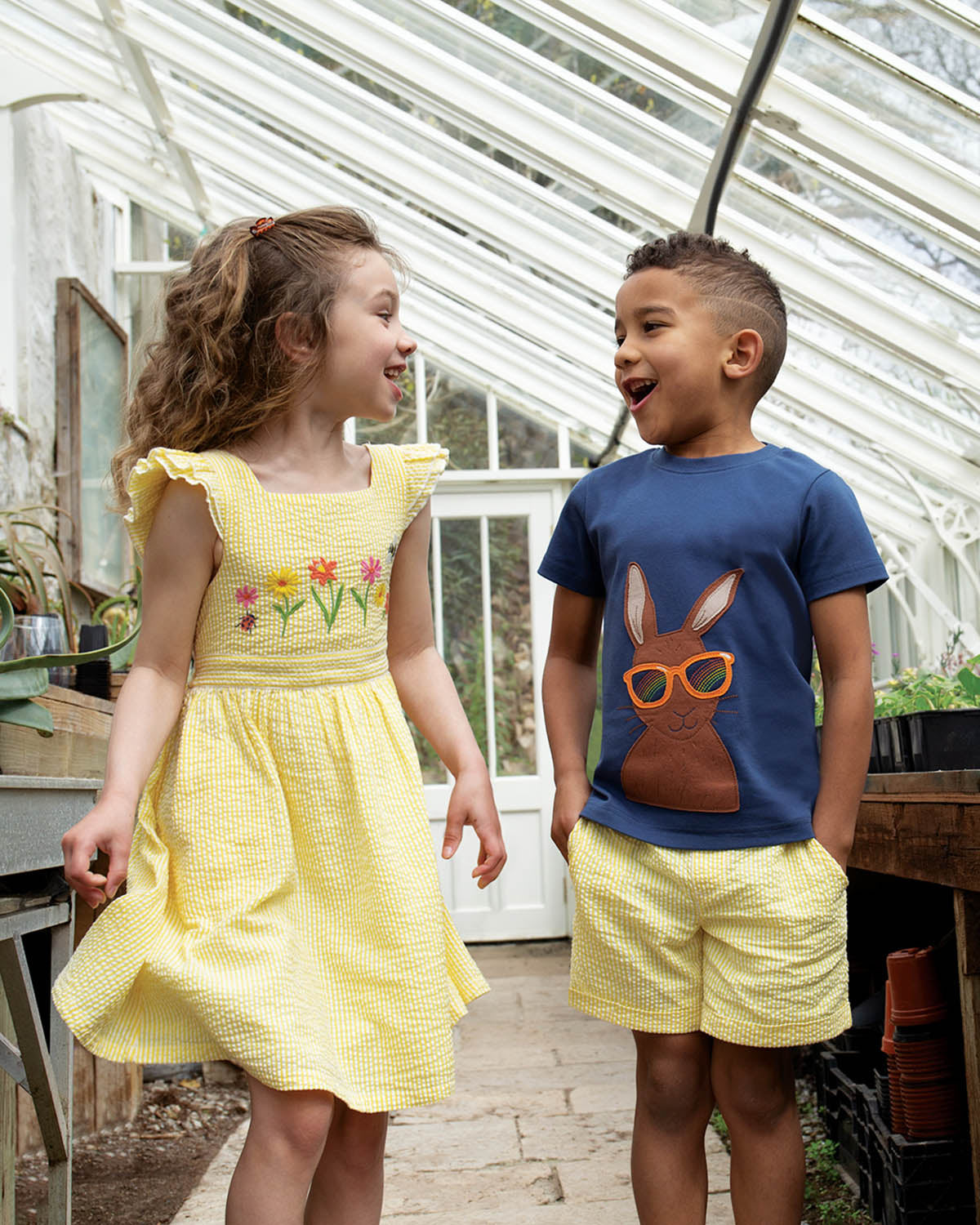 T-Shirt Hase mit Sonnenbrille von Frugi
