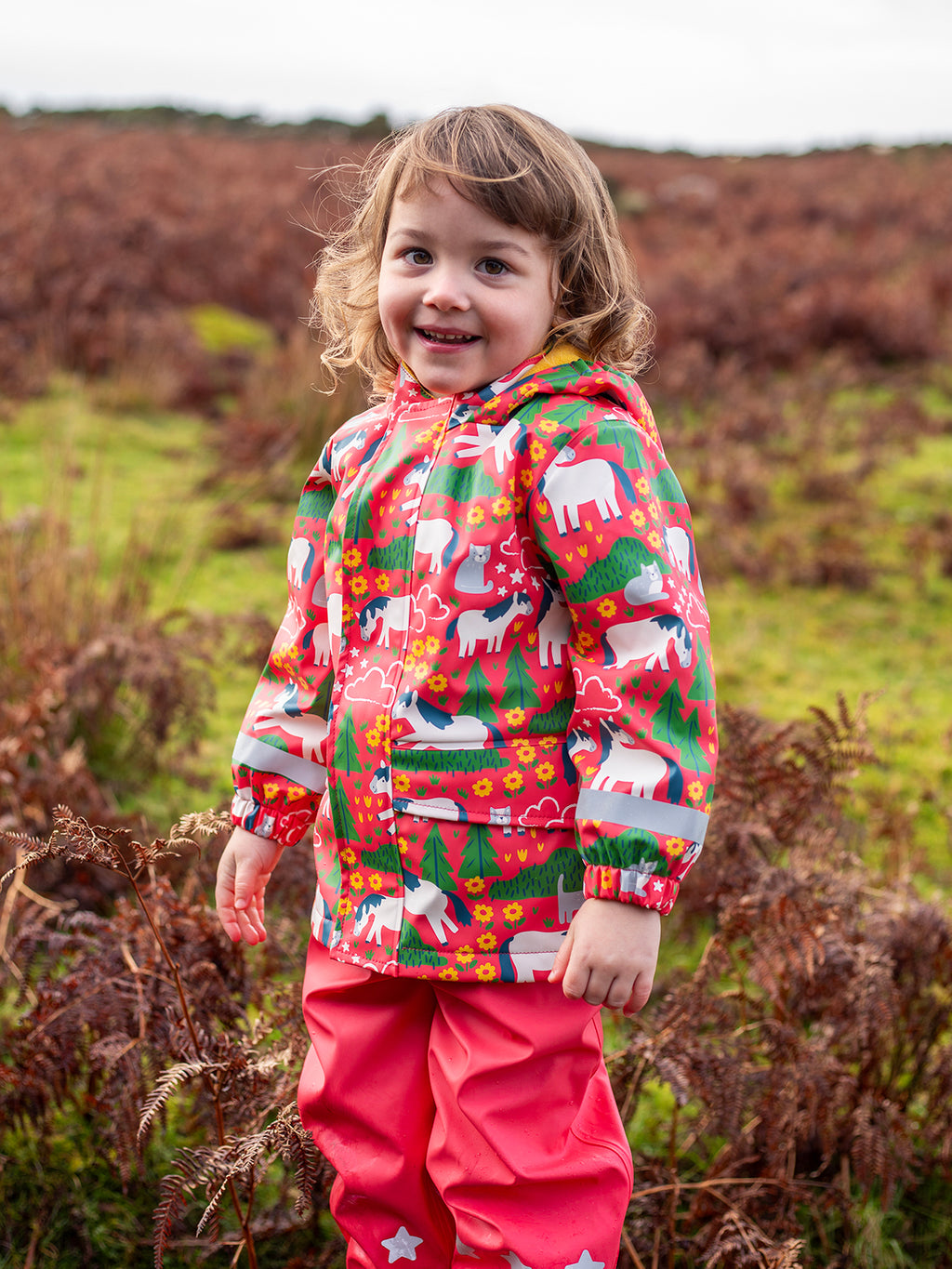 Regenjacke Pferde mit Reflektoren, aus Petflaschen recycelt, von Frugi
