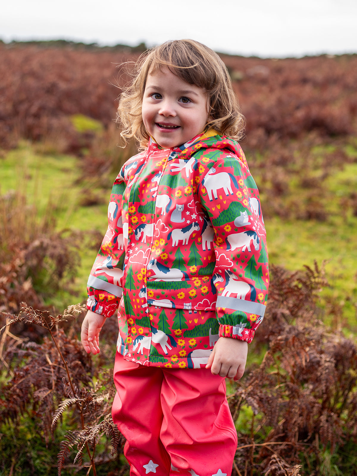 Regenjacke Pferde mit Reflektoren, aus Petflaschen recycelt, von Frugi