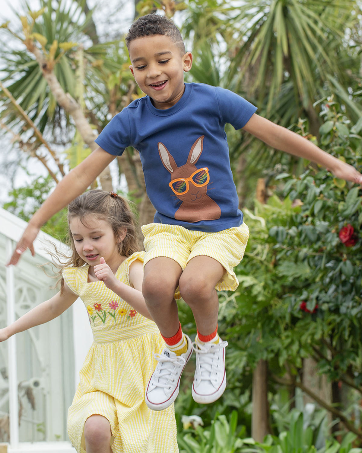 T-Shirt Hase mit Sonnenbrille von Frugi