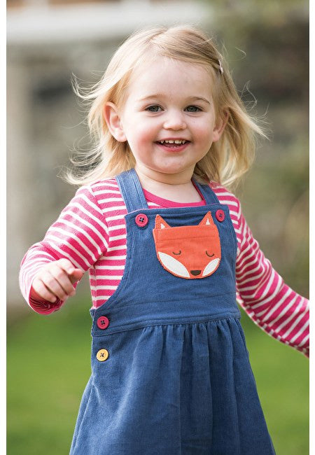 Kleines Mädchen mit Kleid Fuchs von Frugi