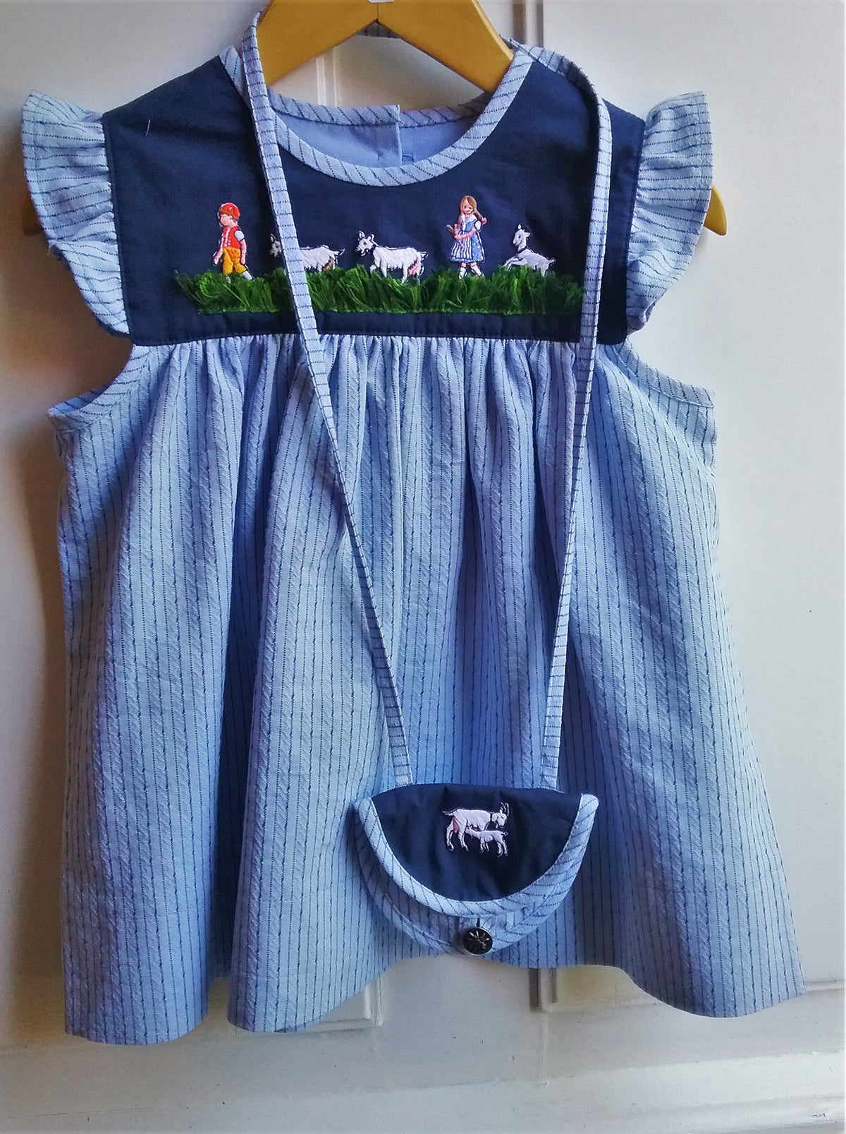 Geisslikleid mit passender Tasche, handgemacht in Zürich