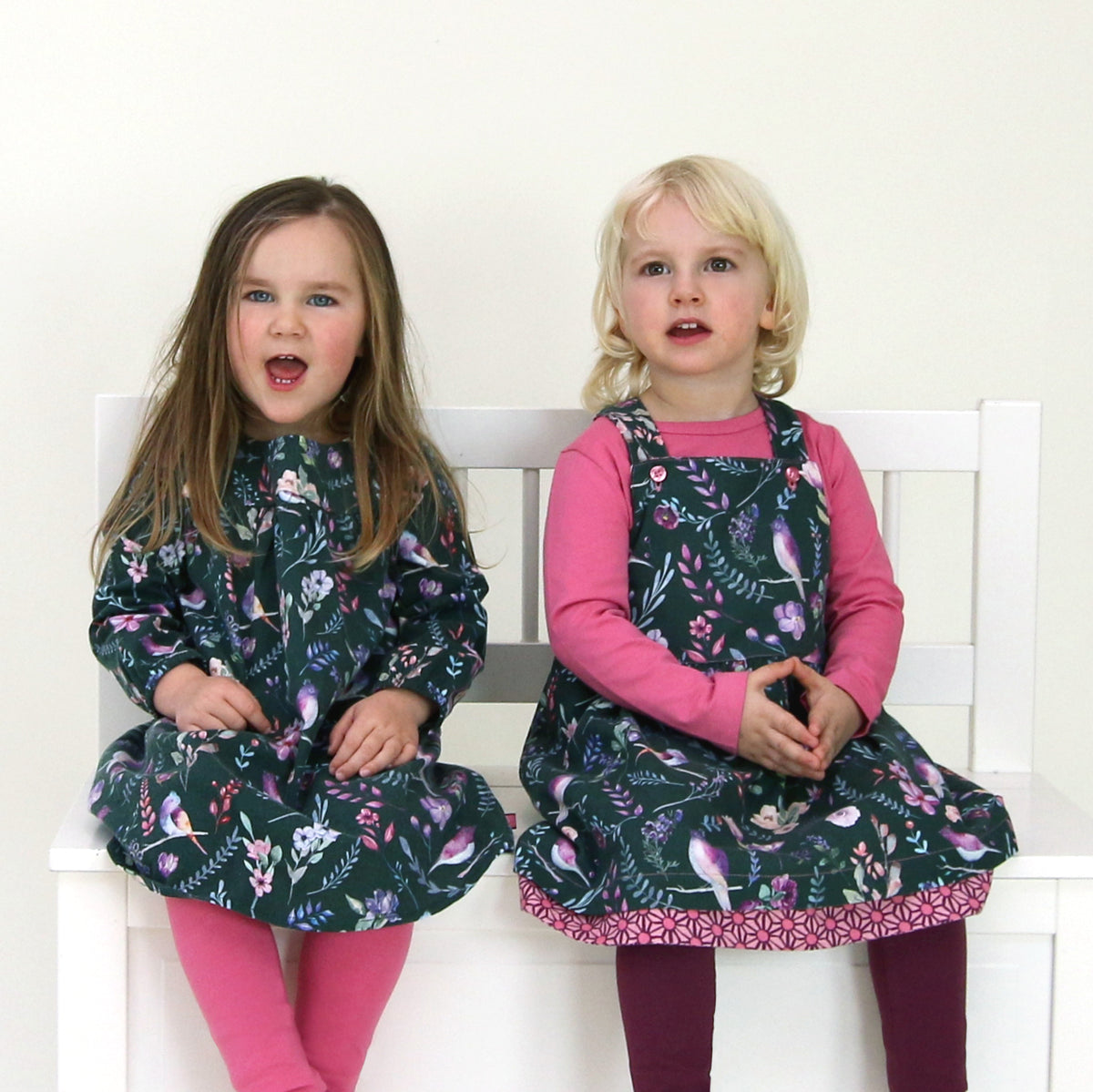 Wendekleid in grün mit Vögel ( 18-24 Monate, 3-4 Jahre und 9-10 Jahre) von Enfant Terrible