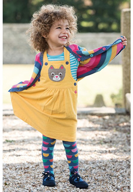 Mädchen mit gelben Kleid Katze von Frugi