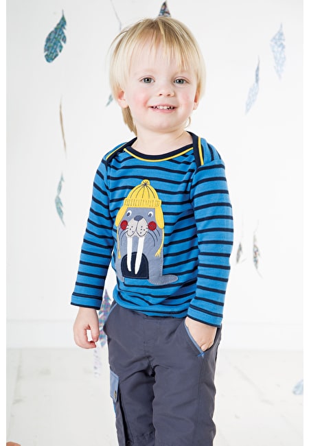 Junge mit Langarmshirt von der Marke Frugi mit Walross Applikation