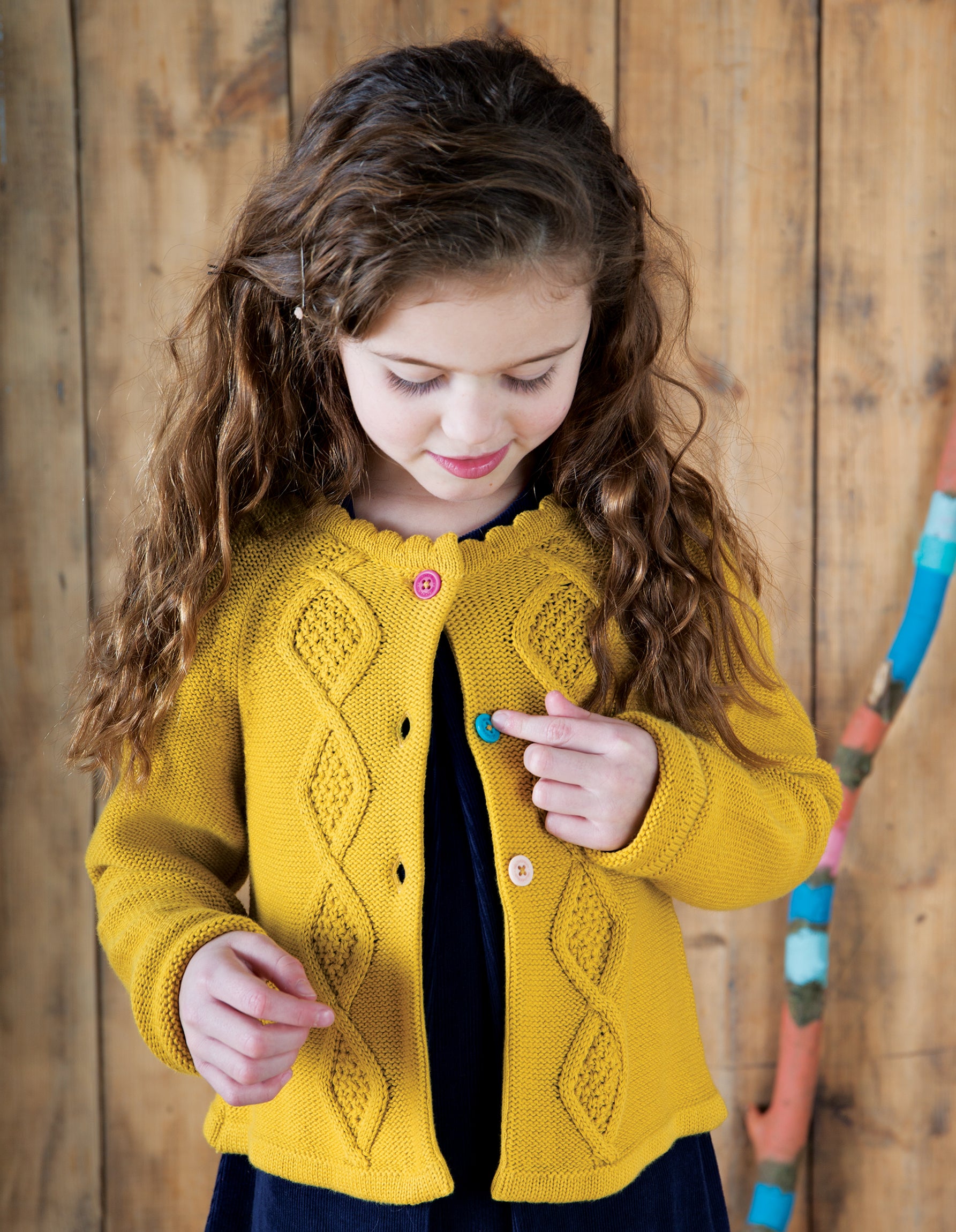 Mädchen mit Strickjacke Gelb Frugi Winter
