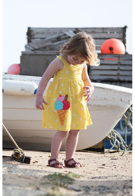 Mädchen mit Gelbes , leichtes Sommerkleid mit Glace appliziert von Frugi