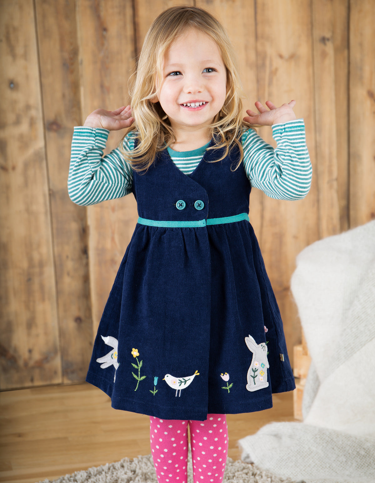 Mädchen mit Kleid mit Fuchs Hase Applikation von der Marke  Frugi
