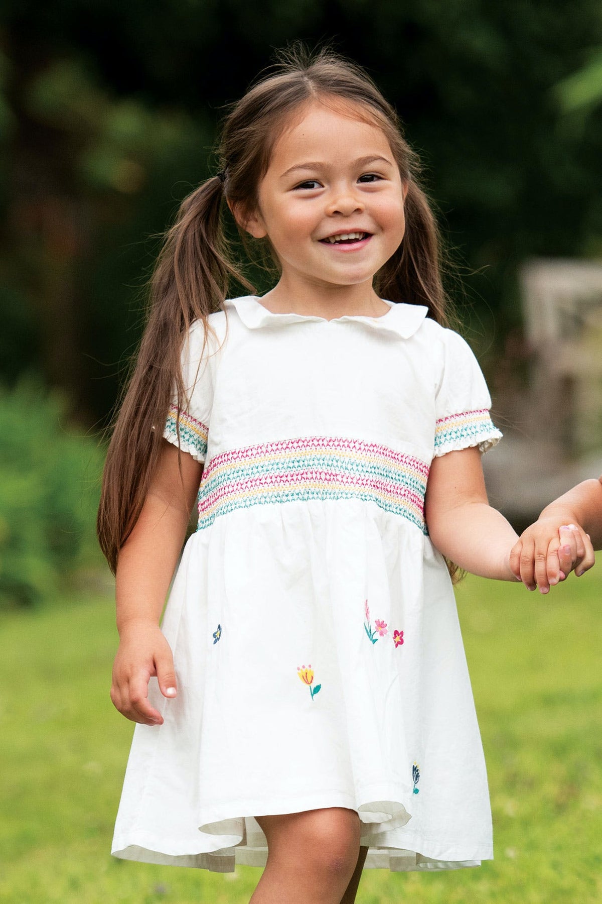 Weisses Blumen Kleid mit Bubikragen von Frugi