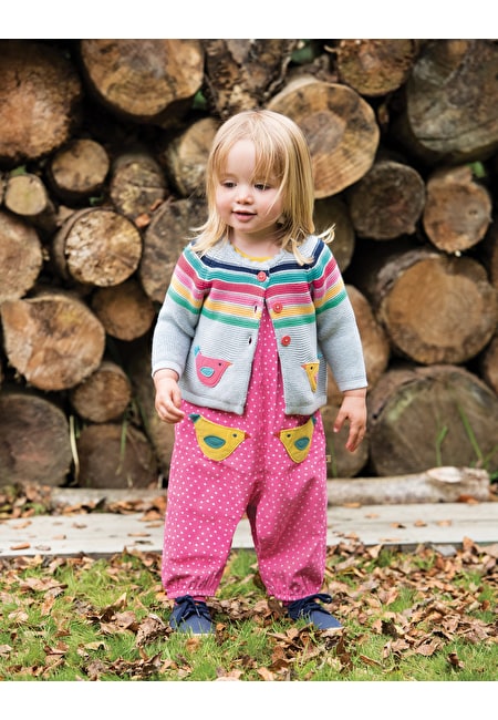 Mädchen mit Pinke Latzhose mit Vogeltasche von der Marke Frugi