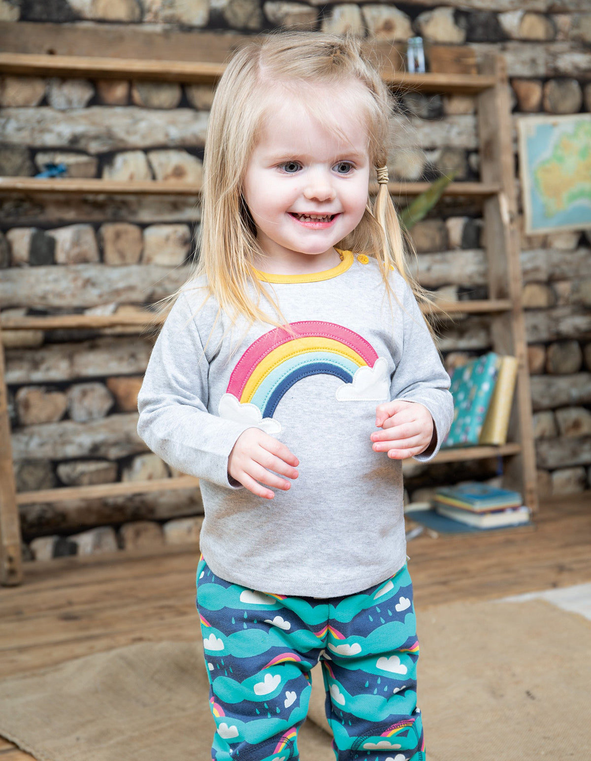 Mädchen mit Graues Shirt mit Regenbogen appliziert von der Marke Frugi
