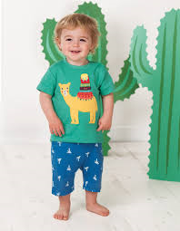 Junge trägt grünes Shirt mit Kamel Motiv von Frugi