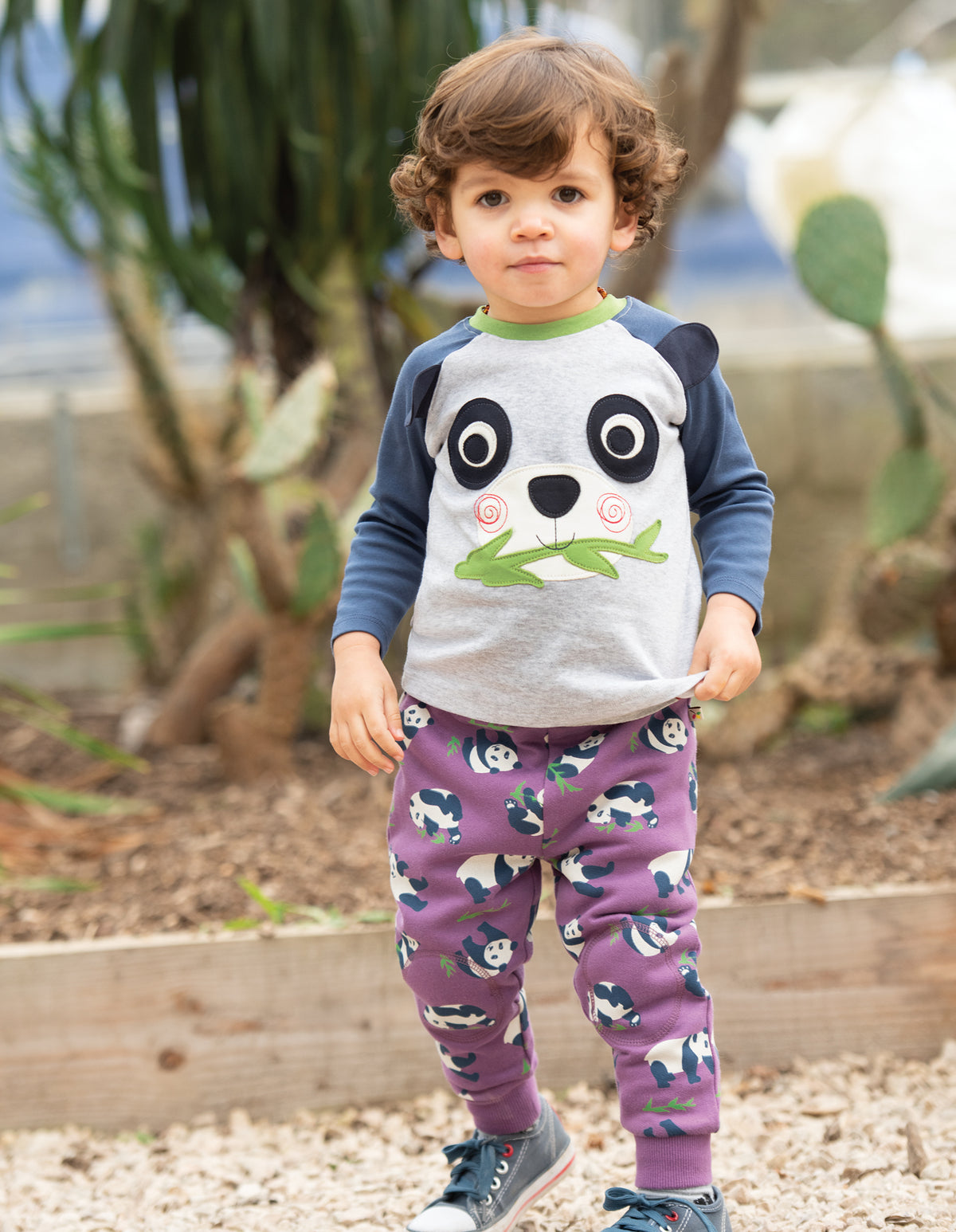 Junge mit Shirt Panda von der Makre Frugi