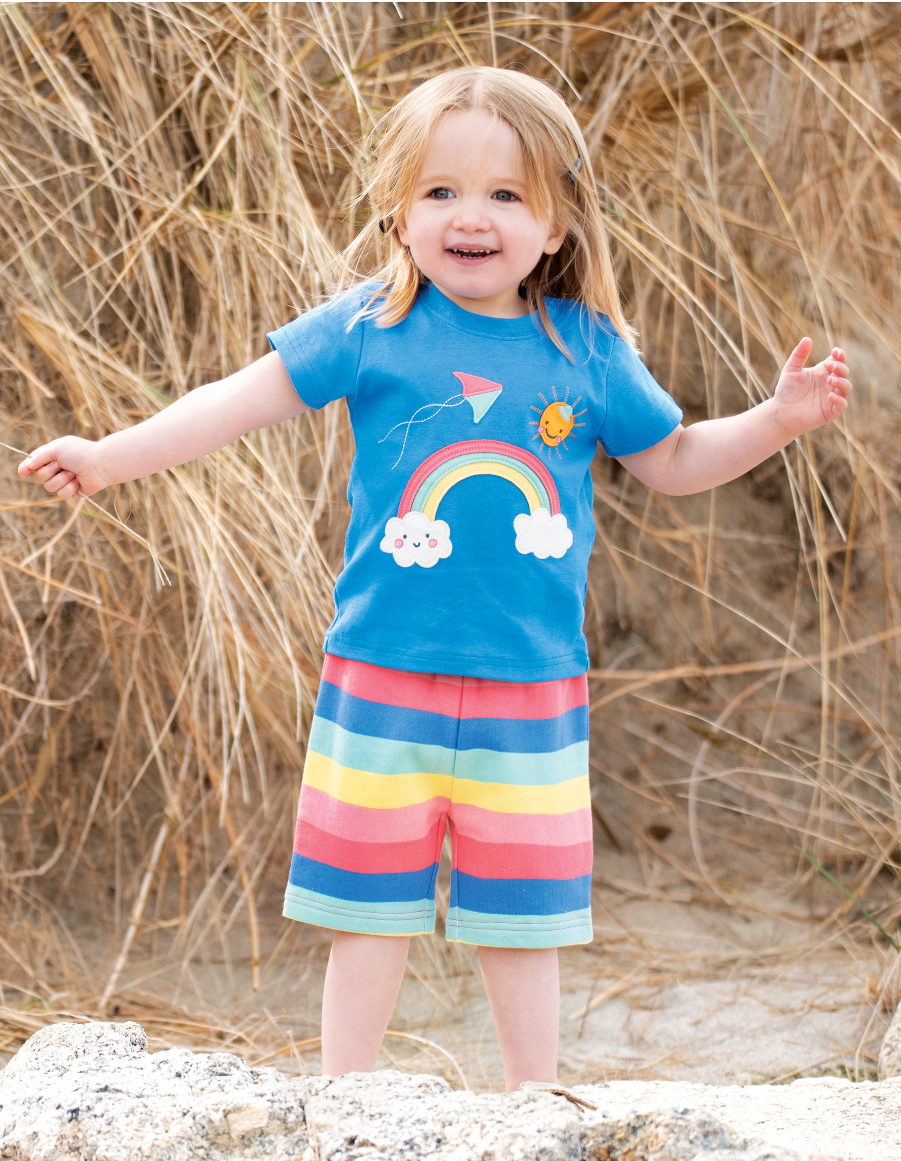 Shorts in Regenbogenfarben von Frugi