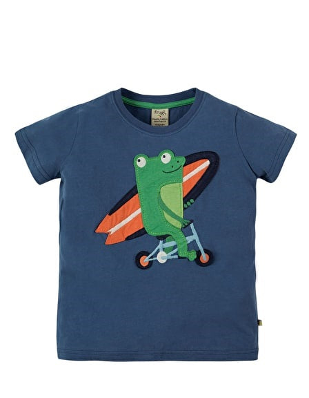 Blaues T Shirt mit Frosch applikation von der Marke Frugi