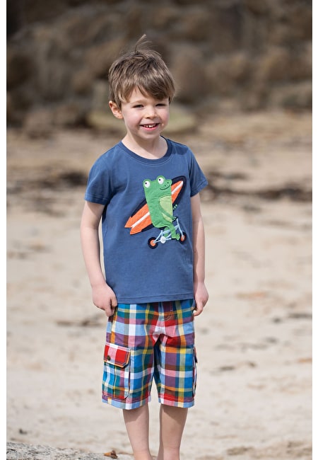  Junge mit blauem T Shirt mit Frosch applikation von der Marke Frugi
