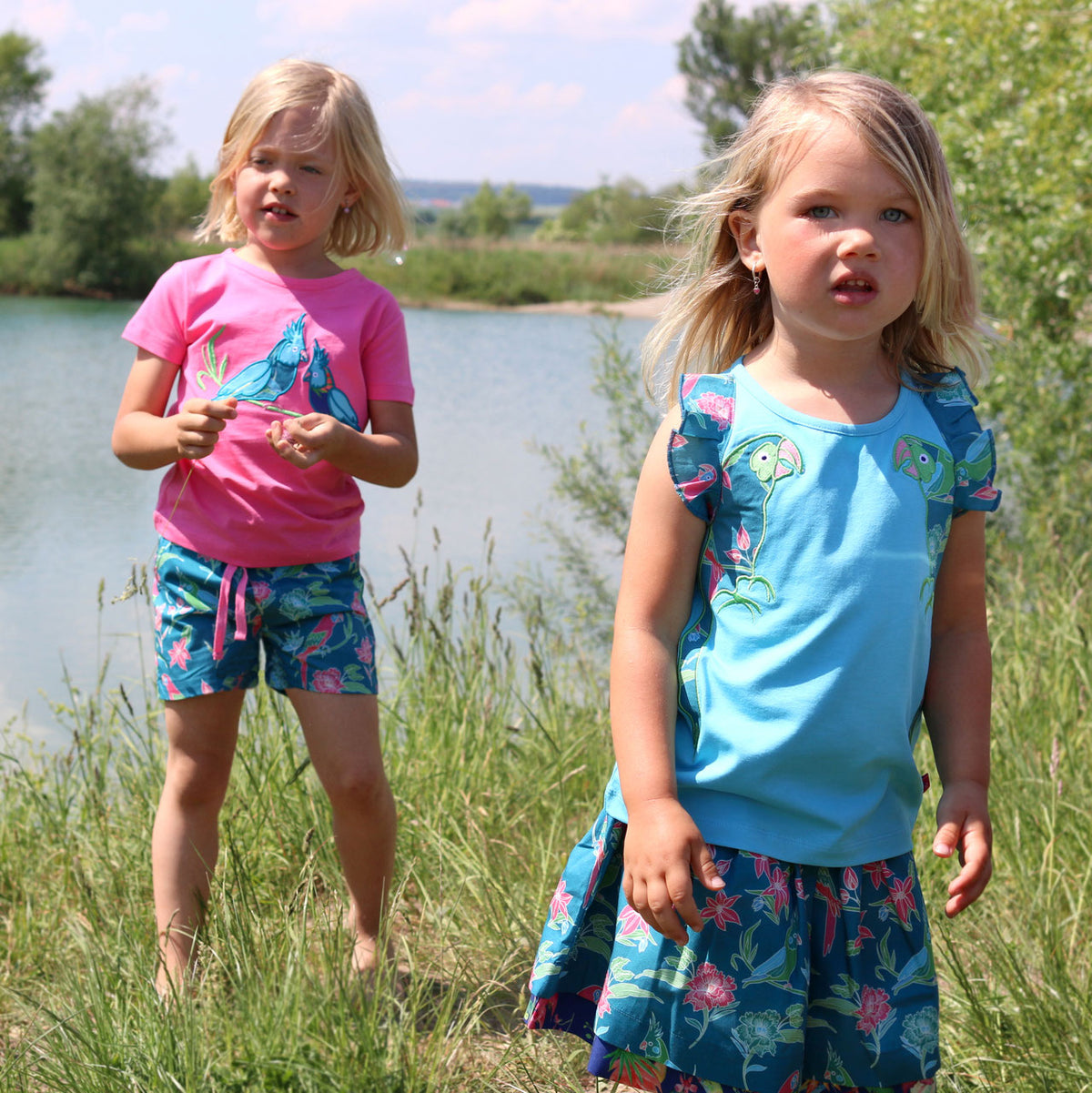 Wenderock Papageien/tropischer Blumendruck in turqoise-navy( 3-4 Jahre) von Enfant Terrible